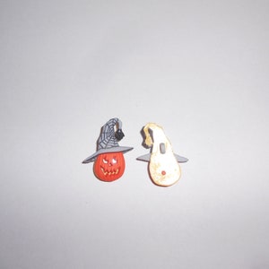 Novelty Button - Jack O&#39; Lantern w/Hat - Gray w/Spider Web & Spider  1 1/4&quot;