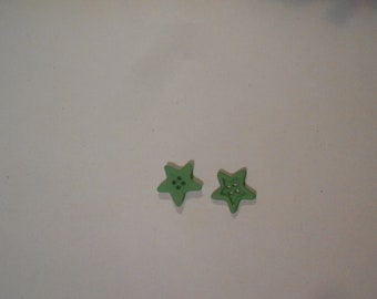 Novelty Button - STAR - green - sew-thru 3/4"