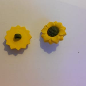 Novelty Button - YELLOW SUNFLOWER 7/8&quot;