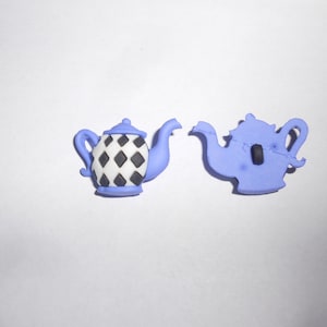 Botón de novedad - ALICIA EN EL PAÍS DE LAS MARAVILLAS - Tetera de 1 1/8"