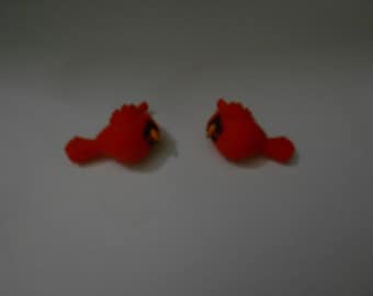 Può includere: Due ornamenti a forma di uccello cardinale rosso in peluche con dettagli neri e gialli. Questi uccelli decorativi sono spesso usati come decorazioni natalizie o come materiale per l'artigianato a tema natura.