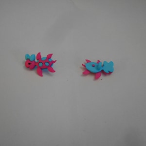 Neuheitsknopf – SCHILDKRÖTE MIT SCHLEIFE – Rosa und Blaugrün, 2,5 cm
