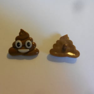Novelty Button - EMOJI POOP 1&quot;
