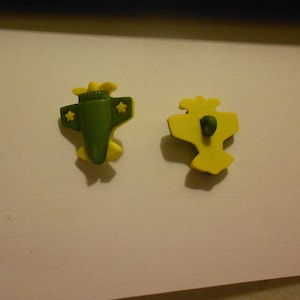Novelty Button - Airplane (green/yellow) 7/8"
