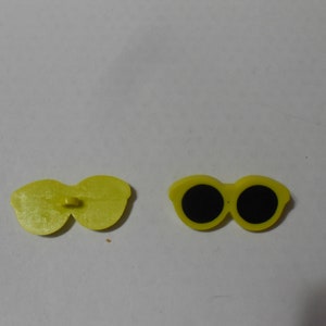 Novelty Button - LOVIN&#39; THE SHADE - Sunglasses (yellow)  1 3/8&quot;