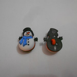 Novelty Button - SNOWMAN with Top Hat & Scarf (Blue Scarf)  7/8&quot;