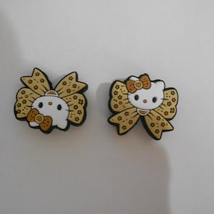 Może przedstawiać: Biały ceramiczny kubek z czarnym uchwytem i napisem "But First, Coffee" czarną, odręczną czcionką. Kubek stoi na białej powierzchni.