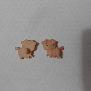 Novelty Button - IN THE BARNYARD - Curly Tail Pig  7/8&quot;