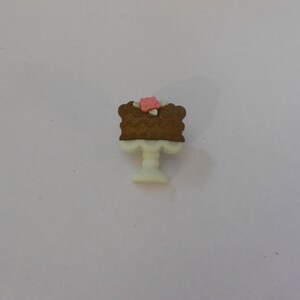 Novelty Button - Fancy Cake on Cake Stand 1&quot;