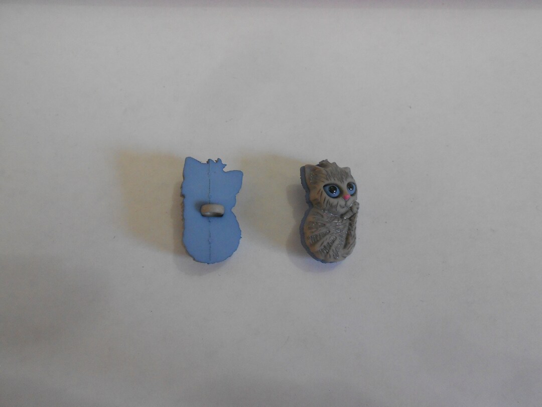 Novelty Button - KITTEN KABOODLE - Gray W/blue Eyes 7/8
