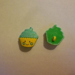 Novelty Button - CUTE CUPCAKE W/FACE #5   7/8&quot;
