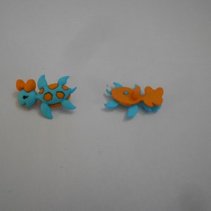 Neuheit Button - SCHILDKRÖTE MIT SCHLEIFE - petrol & orange 25mm