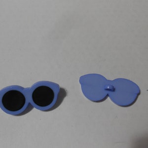 Novelty Button - LOVIN&#39; THE SHADE - Sunglasses (periwinkle)  1 3/8&quot;