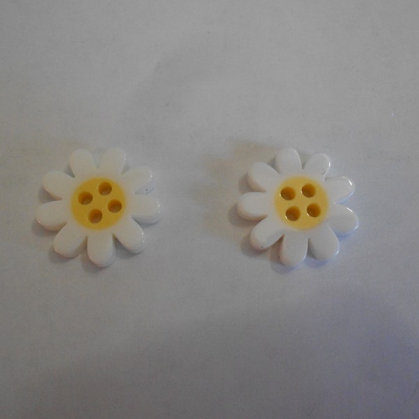 Novelty Button - DAISY - White  (sew-thru) 3/4"