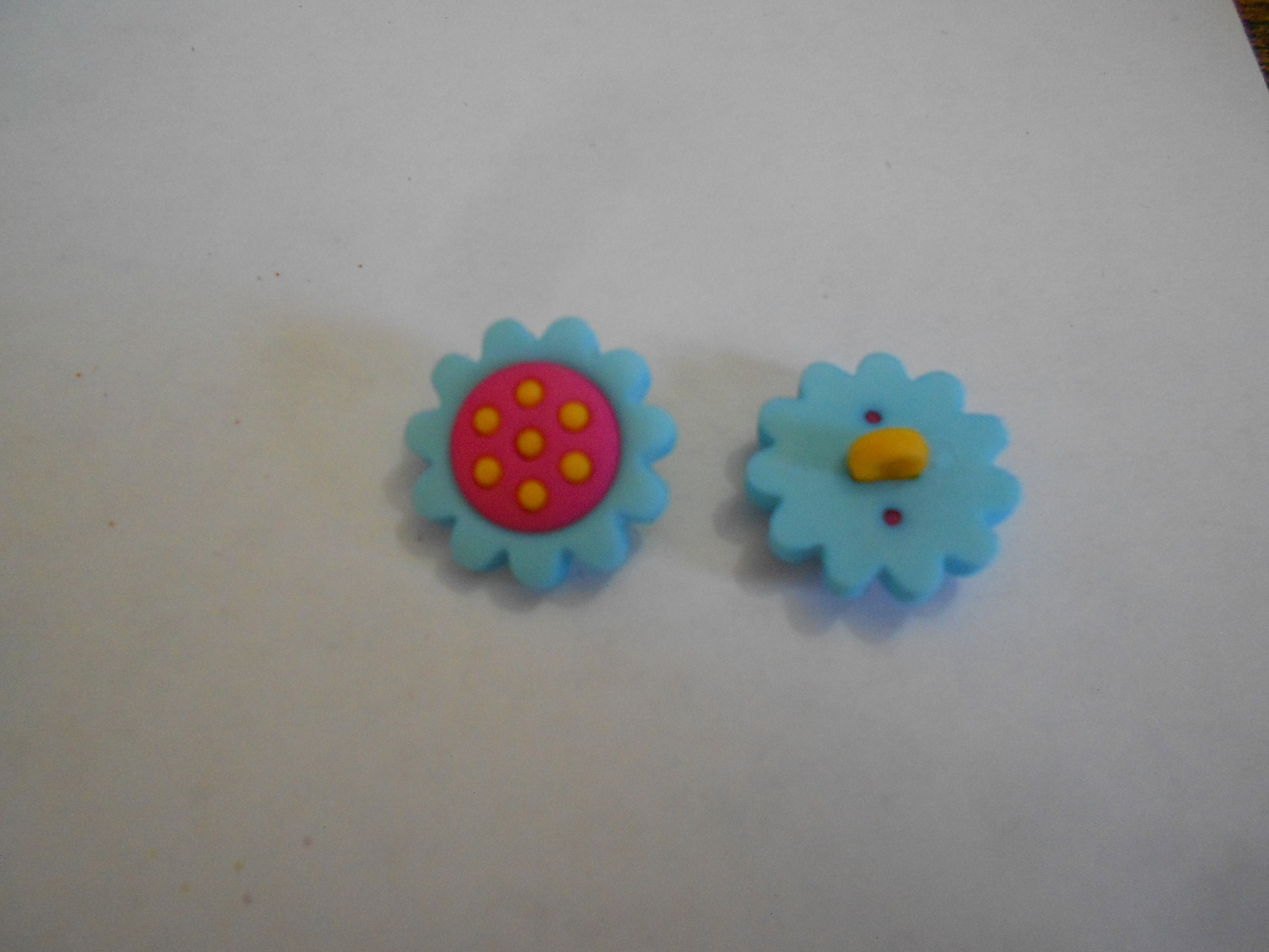 Novelty Button - BUBBLEGUM BLOOMS - FLOWER - Bright Pink/yellow/light ...