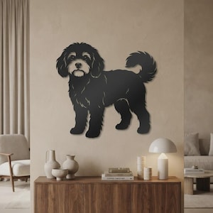 Könnte beinhalten: Ein schwarzes Wandkunstobjekt aus Metall in Form eines flauschigen Hundes mit geringeltem Schwanz. Die Silhouette zeigt detaillierte Fellstrukturen und einen hellen Gesichtsbereich, montiert an einer schlichten Wand. Der Hund steht im Profil.