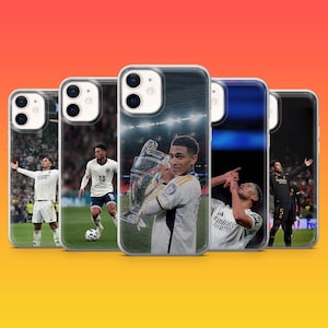 Puede incluir: Cinco fundas transparentes para smartphone con impresiones fotogr&aacute;ficas de un futbolista en varias poses, incluyendo sosteniendo un trofeo, corriendo en el campo y celebrando, vistiendo uniformes de equipo blancos y negros.