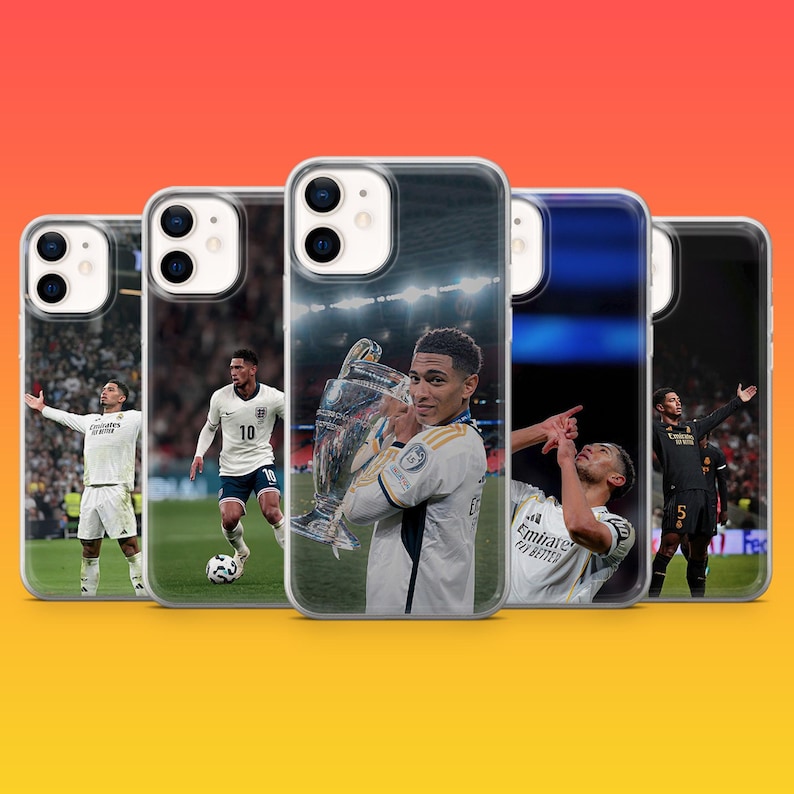 Puede incluir: Cinco fundas transparentes para smartphone con impresiones fotogr&aacute;ficas de un futbolista en varias poses, incluyendo sosteniendo un trofeo, corriendo en el campo y celebrando, vistiendo uniformes de equipo blancos y negros.
