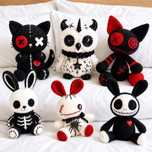 Pode incluir: Uma coleção de seis peluches de crochê feitos à mão, representando várias criaturas, incluindo gatos, uma coruja e coelhos. Os bonecos são feitos com fio preto, branco e vermelho, com olhos de botão, detalhes costurados e corações.