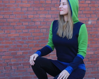 CAP jurk in ZWART en DONKERBLAUW met groene capuchon lange mouwen en petrol manchetten