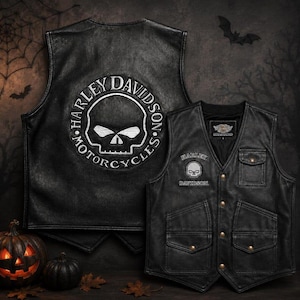 Puede incluir: Un chaleco de cuero negro con un gran logotipo de calavera de Harley-Davidson bordado en la espalda. El frente muestra un gráfico de calavera más pequeño, el texto Harley-Davidson, un bolsillo en el pecho y dos bolsillos con botones.