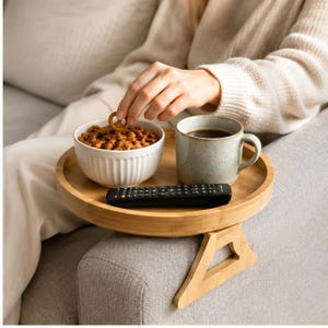 Armstöd i trä för soffa, runt sidobord med klämma, snacksbricka för vardagsrum, inflyttningspresent