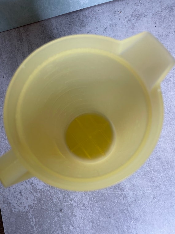 Vintage Yellow Federal Housewares 2 Qt Plastic Mixing Plunger Pitcher USA 