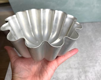 Vintage Light Weight Aluminum Mini Mirro Bundt Cake Pan 6"