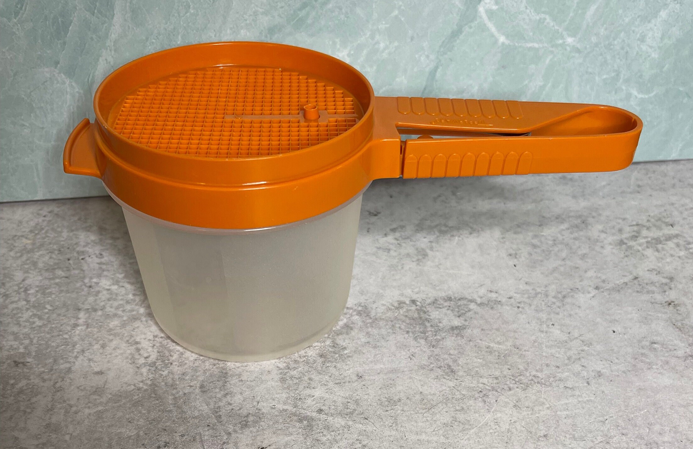 Vintage Rubbermaid Hand Held 3-Cup Sifter Vintage YELLOW Heavy Duty Plastic  USA