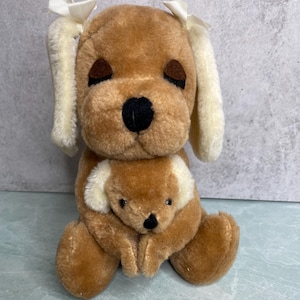 Vintage 1977 R. Dakin & Co Sleepy dog with puppy 9&quot; plush stuffed animal