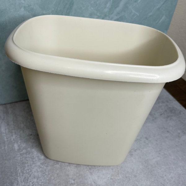 Vintage Rubbermaid 10” cream color Vanity Waste Basket Trash Can 2953