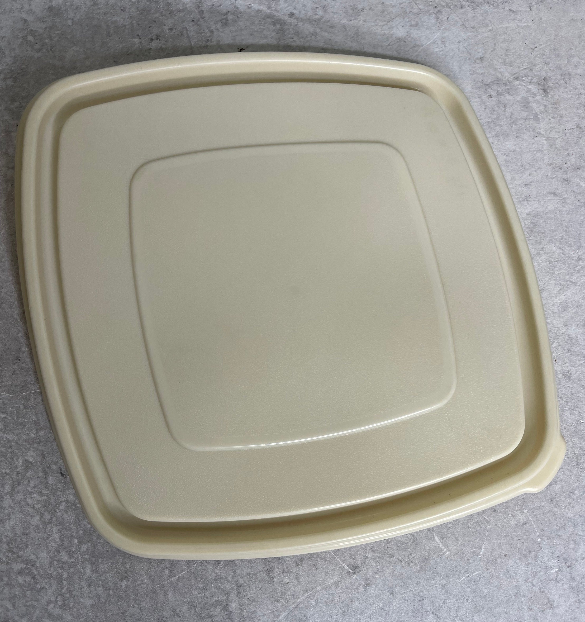 Rubbermaid Servin' Saver #7 Deviled Egg Keeper Container Almond Lid