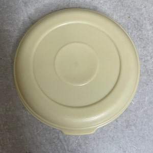 Vintage Rubbermaid Servin Saver replacement lid only #2  round almond 6&quot;