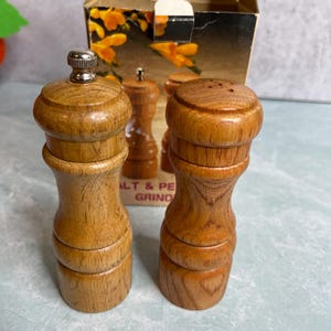 Vintage DCH Corp Solid oak wood Salt & Pepper Grinder Set in box 5&quot;
