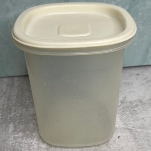 Vintage Rubbermaid Servin Saver 7 cup 0004 Almond With Lid 2 In Total. for  Sale in Cheswick, PA - OfferUp