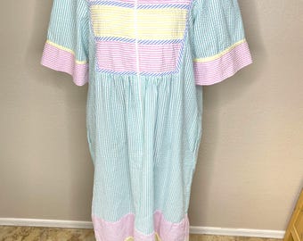 Vintage Leisure Life Seersucker Pastel Nightgown house dress Medium 1/2 zip