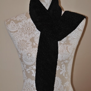Handgestrickter schwarzer Chenille Schal, Handgestrickter schwarzer Chenille Schal, handgemachter Schal, Unikat