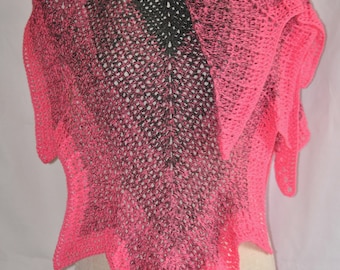 Puede incluir: Un chal de ganchillo rosa y negro con forma triangular. El chal está hecho con un delicado patrón de punto abierto y tiene un degradado de color de negro a rosa.
