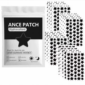 Op de afbeelding: Een witte hersluitbare zak met het label ANCE PATCH Hydrocolloid, een zwarte stergrafiek en tekst waaronder Great for daytime use, Cover blemishes invisibly, Waterproof, Ultra-thin, Hypoallergenic en Breathable, samen met vellen zwarte sterstickers.