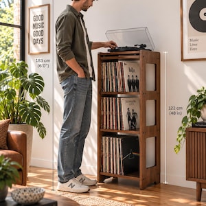 Könnte beinhalten: Ein hohes, dreistöckiges Schallplattenregal aus Holz mit offenen Seiten, das 122 cm hoch ist. Das Regal bietet Platz für mehrere Schallplatten auf jeder Ebene, wobei ein Plattenspieler auf der obersten Fläche platziert ist.