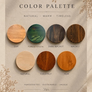 Puede incluir: Una paleta de colores con siete discos circulares de madera en varios acabados etiquetados como Oak, Forest Green, Dark Walnut, Walnut, Natural, Chestnut y Teak. El texto dice COLOR PALETTE, NATURAL, WARM, TIMELESS, HANDCRAFTED, SUSTAINABLE, UNIQUE.