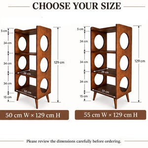 Puede incluir: Dos estanter&iacute;as de madera marr&oacute;n con recortes laterales circulares, cuatro niveles y patas c&oacute;nicas. Dimensiones mostradas: 50 cm A x 129 cm H y 55 cm A x 129 cm H. Texto: CHOOSE YOUR SIZE y Please review the dimensions carefully before ordering.