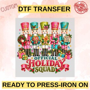 Könnte beinhalten: Ein DTF-Transfer mit fünf bunten Nussknacker-Figuren in einer Reihe, die festliche Gegenstände wie einen Kranz, Geschenke, einen Lebkuchenmann, eine Zuckerstange und ein Schild mit der Aufschrift NORTH POLE CREW halten. Darunter steht OFFICIAL HOLIDAY SQUAD.
