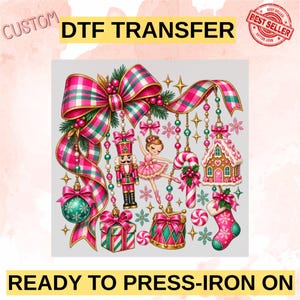 Könnte beinhalten: Ein DTF-Transfer-Design mit einer großen rosa-grünen karierten Schleife, einem Nussknacker, einer Ballerina, einem Lebkuchenhaus, einer Zuckerstange, einer Trommel, einem Geschenk und einem Strumpf. Das Bild enthält den Text CUSTOM DTF TRANSFER und BEST SELLER.