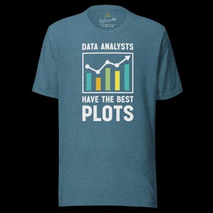Könnte beinhalten: Ein blau meliertes Kurzarm-T-Shirt mit einer weißen Grafik aus einem Liniendiagramm und einem Balkendiagramm. Der Text DATA ANALYSTS HAVE THE BEST PLOTS steht in weißen Großbuchstaben. Das Diagramm enthält vertikale Balken in Petrol, Gelb und Grün.