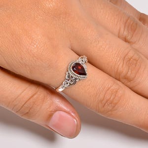 Anello con granato, anello in argento sterling 925, anello con granato autentico, anello con pietra portafortuna di gennaio (pera), anello minimalista e delicato, regalo di compleanno.