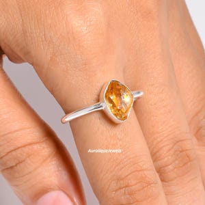 925 sterlingsilverring i rå citrin, ring med grov ädelsten, handgjorda läckra minimalistiska smycken, smycken med novembers födelsesten, present till henne