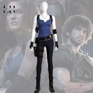 Könnte beinhalten: Ein blaues ärmelloses Henley-Oberteil kombiniert mit einer dunklen Hose, einem schwarzen Gürtel mit Holster und schwarzen Schnürstiefeln. Das Set enthält ein schwarzes Schulterholster und ein schwarzes Armband, präsentiert auf einer weißen Schaufensterpuppe.