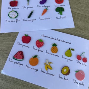 Peut inclure: Deux fiches d'activités éducatives présentant des illustrations colorées de légumes et de fruits avec des étiquettes en français. La feuille du haut montre un poivron, un poireau, une aubergine, une tomate, un chou-fleur, une courgette, une carotte et un brocoli. La feuille du bas affiche une pomme, une fraise, un ananas, une poire, une cerise, une pastèque, une orange, une banane, un kiwi et une pêche.