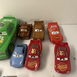 Lote de 12 coches de juguete de metal fundido a presión de Disney Pixar Cars: Lightning McQueen, Dinoco 43 imagen 3